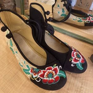 Embroidered wedge heels